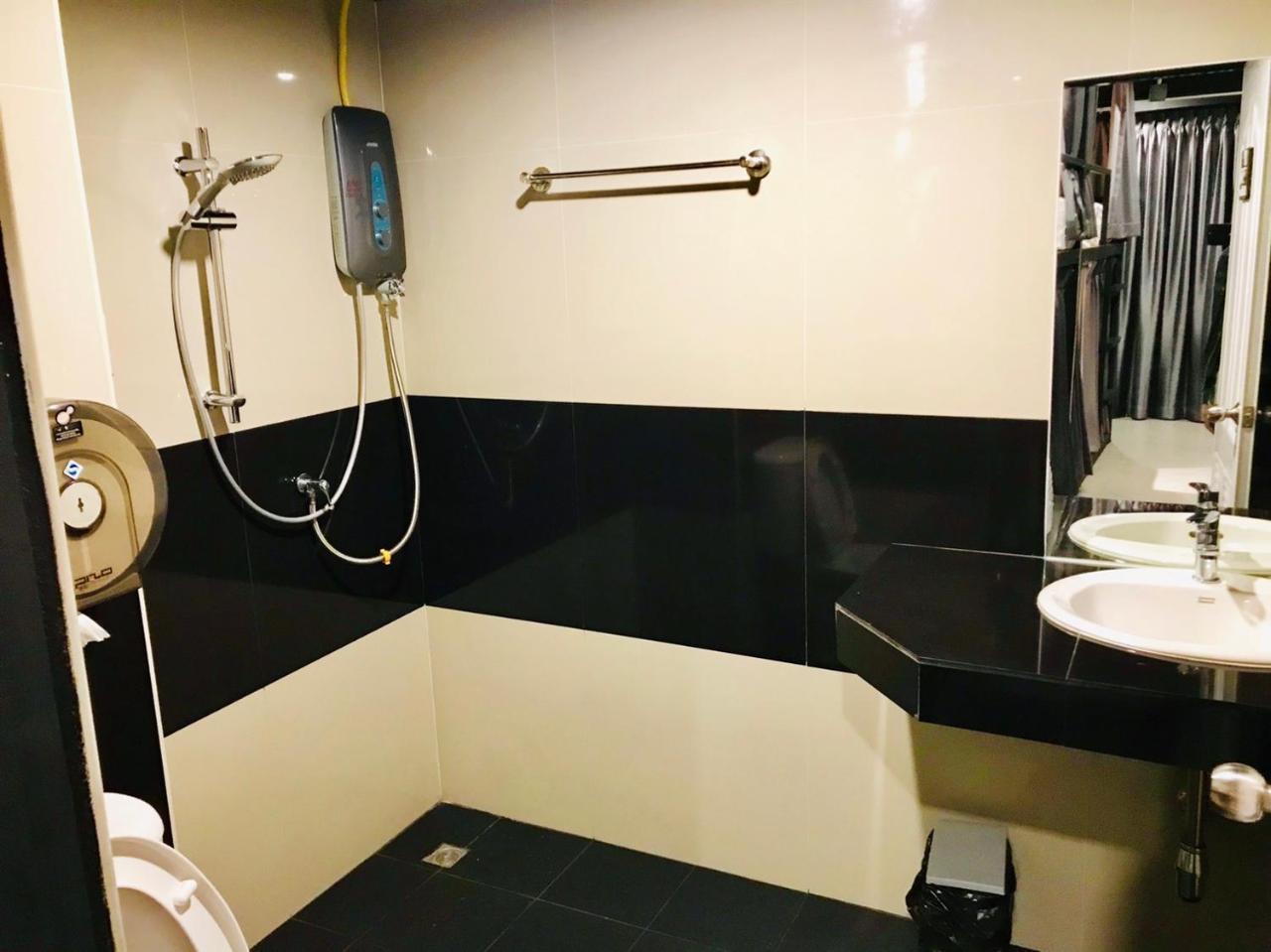 New Warm Light Hostel Чиангмай Екстериор снимка